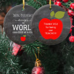 Décoration En Céramique Nom de l'enseignant devis personnalisé tableau noi<br><div class="desc">Ornement d'arbre de typographie pour les enseignants avec une citation inspirante : "Les enseignants changent le monde un enfant à la fois", avec une pomme rouge symbolique et votre texte personnalisé à l'envers. Personnalisez-le avec le nom de votre professeur ! Il peut s'agir d'un joli cadeau de Noël pour un...</div>