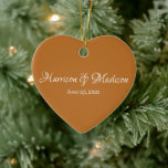 Décoration En Céramique Nom personnalisé et Mariage de date<br><div class="desc">Couple Personnalisé Nom et Date Mariage Coeur Ornement en céramique. Design élégant,  classique et minimaliste. Texte blanc,  arrière - plan de bronze brun</div>