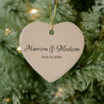 Décoration En Céramique Nom personnalisé et Mariage de date<br><div class="desc">Couple Personnalisé Nom et Date Mariage Coeur Ornement en céramique. Design élégant,  classique et minimaliste. Texte noir,  arrière - plan beige</div>