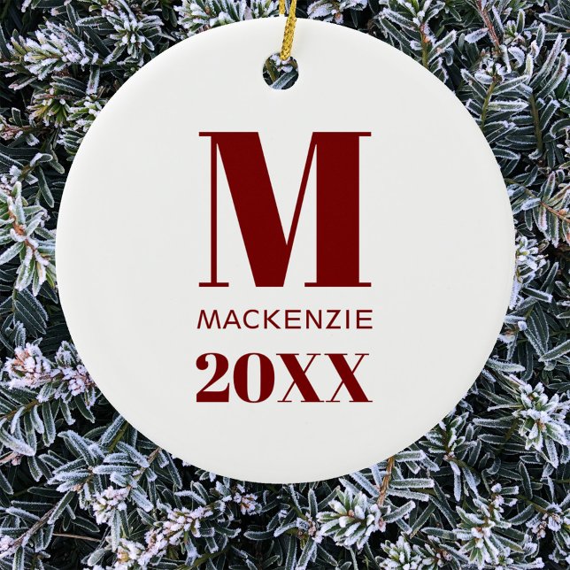 Décoration En Céramique Nom simple du monogramme Année Rouge et blanc (Simple modern red and white personalized monogram initial name year Christmas ornament)