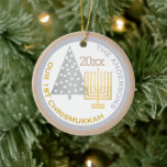 Décoration En Céramique Notre 1ère photo Chrismukkah Tree Menorah Keepsar<br><div class="desc">Personnalisez ce chic OUR 1ST CHRISMUKKAH ornement avec votre nom, année et photo pour un de nos bons gardiens de famille. Du ton or Hanoukka menorah à l'argent ton sapin de Noël, cet ornement blanc, gris argenté et chaud grillé d'amande tan commémorera votre première fête mélangée. Téléchargez votre photo à...</div>