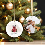 Décoration En Céramique Notre premier garde-photo de Noël Porte rouge Coup<br><div class="desc">Ce ornement sera un bel ajout à votre arbre. Utilisez le formulaire modèle pour ajouter votre personnalisation et votre photo.</div>