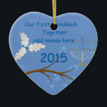 Décoration En Céramique Notre premier Hanoukka ornementent ensemble le<br><div class="desc">Les plumes et le Menorah font à cet ornement un cadeau très spécial pendant des vacances où vous prisez</div>