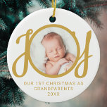 Décoration En Céramique Notre Premier Noël En Grand-Parents Photo Gold<br><div class="desc">Cet ornement photo de gardien "Premier Noël comme grands-parents" est décoré avec le mot JOY dans la typographie stylisée en or sur un arrière - plan blanc. Facile à personnaliser,  avec la photo de votre bébé.</div>