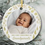 Décoration En Céramique Notre Premier Noël En Papier Photo Gold Foliing<br><div class="desc">Cet élégant ornement de Noël des grands-parents est décoré d'aquarelle feuille d'or sur un arrière - plan blanc. Le texte est personnalisable. Remplacez la photo par une de vos photos. Il fait un cadeau de gardien de charme pour les nouveaux grands-parents. Aquarelle originale © Michele Davies.</div>