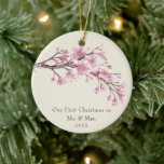 Décoration En Céramique Notre premier Noël en tant que M. et Mme Cherry Bl<br><div class="desc">Vous êtes-vous marié cette année ? Ajoutez un souvenir à votre arbre avec cet élégant ornement en céramique de conservation florale avec une branche composée de fleurs de cerisier rose aquarelle peintes sur le dessus sur un arrière - plan d'ivoire. Voici le message, "Notre premier Noël en tant que Monsieur...</div>