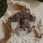 Décoration En Céramique Notre Premier Noël En Tant Que M. Et Mme Ornament<br><div class="desc">Ce nouvel ornement vous permet de télécharger votre propre photo spéciale. Associé à une belle police de calligraphie   front serif,  ce nouvel ornement moderne s'ajoute parfaitement à votre arbre !</div>