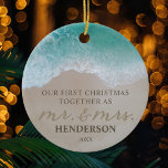 Décoration En Céramique Notre premier Noël en tant que M. & Mme Beach<br><div class="desc">Personnalisé 1er noël comme un ornement de jeunes mariés avec un rivage de sable tropical,  mer bleu turquoise,  le mignon dicton "nos premiers noël ensemble comme m. & mrs." partiellement écrit dans le sable,  votre nom de famille et l'année.</div>