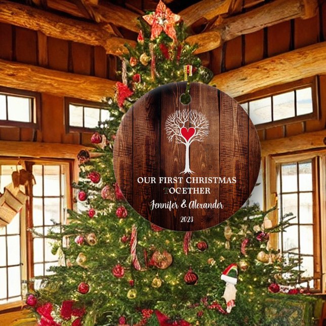 Décoration En Céramique Notre premier Noël ensemble amour arbre bois rusti (Beautiful love tree on rustic barn wood, First Christmas Together, ornament.)