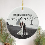 Décoration En Céramique Notre premier Noël M. Mme Photo<br><div class="desc">Or moderne Premier Noël M. Mme Newlysée Ornament de Noël. Caractéristiques de design de script de calligraphie moderne et élégant. Personnalisez avec vos photos,  nom de famille et ajustez tous les textes et couleurs. Cadeau de Noël pour les jeunes mariés.</div>