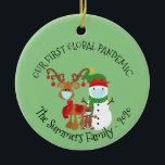 Décoration En Céramique Notre premier Snowman personnalisé pandémique mond<br><div class="desc">Ce design a été créé par art numérique et peut être personnalisé dans la zone fournie ou customisée en changeant la photo ou en ajoutant vos propres mots. Contactez-moi à l'adresse colorflowcreations@gmail.com si vous souhaitez que ce design soit disponible sur un autre produit ou un design personnalisé. Achetez ma peinture...</div>