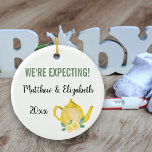 Décoration En Céramique Nous nous attendons à ce qu'un bébé soit en train<br><div class="desc">Joli ornement pour votre grossesse que vous pouvez personnaliser. L'un des côtés a des fleurs jaunes et la typographie manuscrite écrit "Un bébé est en train de brasser". L'autre côté a une jolie théière jaune et votre texte personnalisé. Le modèle est configuré pour que vous puissiez modifier l'exemple de libellé...</div>