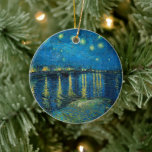 Décoration En Céramique Nuit étoilée sur le Rhône | Vincent van Gogh<br><div class="desc">Starry Night Over the Rhône (1888) de Vincent van Gogh est un tableau post-impressionniste fascinant qui saisit une vue sereine de la nuit sur le Rhône à Arles, en France. L'oeuvre présente un ciel bleu profond orné d'étoiles dorées chatoyantes et de leurs réflexions sur l'eau. Au premier plan, deux figures...</div>