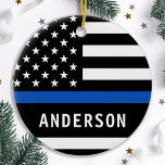 Décoration En Céramique Officier de police moderne Personnalisé Ligne Bleu<br><div class="desc">Ornement personnalisé Ligne Bleue Mince - Drapeau américain dans les couleurs Police Drapeau, design moderne noir bleu. Personnalisez cette cérémonie de Noël de la police avec le nom de l'officier, ou le département, et l'année. Ce vêtement de police personnalisé est parfait pour les services de police, les forces de l'ordre,...</div>