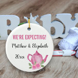 Décoration En Céramique On s'attend à ce qu'une petite fille prépare une t<br><div class="desc">Joli ornement pour votre grossesse que vous pouvez personnaliser. Un côté a des fleurs roses et la typographie de script lettrée à la main qui dit "Une petite fille est en train de brasser". L'autre côté a une jolie théière rose et votre texte personnalisé. Le modèle est configuré pour que...</div>