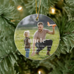 Décoration En Céramique Oncle | Sentiments photo Keepsaké Noël<br><div class="desc">Cet oncle | Sentimental Photo Keepsaké l'ornement céramique de Noël est la façon parfaite d'honorer le lien spécial entre un oncle et son neveu ou nièce. Doté d'une image chaleureuse et d'un texte personnalisé, cet ornement ajoute une touche personnelle à tout arbre de Noël. Le message touchant, "Parce que le...</div>