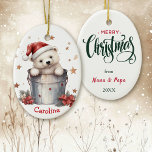 Décoration En Céramique Ours polaire mignon dans Bucket Kids Noël<br><div class="desc">A l'avant de ce joli ornement en céramique se trouve un adorable petit petit louvet blanc d'Ours Polaire qui sort d'un seau. Il porte un casquette du Père Noël rouge et blanc, et des étoiles dorées flottent autour de lui. Votre nom personnalisé est en bas. Le dos de l'ornement a...</div>