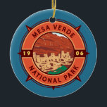 Décoration En Céramique Parc national de Mesa Verde Emblem Retro Compass<br><div class="desc">Design d'illustration vectorielle Mesa Verde. Le parc est connu pour ses maisons de falaises antiques Puebloan bien préservées,  notamment l'immense Cliff Palace.</div>