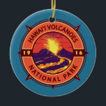 Décoration En Céramique Parc national des volcans d'Hawaii Compas rétro<br><div class="desc">Design d'illustration vectorielle des volcans d'Hawaii. Le parc se trouve sur l'île d'Hawaii. Au coeur se trouvent les volcans actifs Kīlauea et Mauna Loa.</div>