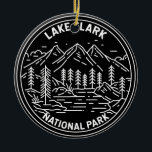 Décoration En Céramique Parc national du lac Clark Alaska Vintage Monoline<br><div class="desc">Design monoline du lac Clark. Le parc est une terre d'une beauté époustouflante. La vapeur des volcans,  la course saumon,  le fourrage des ours et les montagnes escarpées se reflètent dans des lacs turquoise chatoyants.</div>