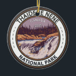 Décoration En Céramique Parc national Nene de Thaidene Badge Vintage Canad<br><div class="desc">Design vectoriel du parc national Nene de Thaidene. Le parc se trouve à proximité du bras est du Grand lac des Esclaves,  situé à l'extrémité nord de la forêt boréale du Canada.</div>