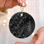 Décoration En Céramique Parties scintillant noire métallique personnalisée<br><div class="desc">Personnalisez facilement ce métal brossé noir et cet ornement à motif de parties scintillant glamour avec votre propre nom personnalisé.</div>