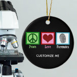Décoration En Céramique Peace Love Forensics<br><div class="desc">Un ornement de science légale cool pour un scientifique ou un expert en scène de crime qui est obsédé par le vrai crime et la résolution de coques de meurtre. Il comporte un signe de paix, un coeur et une empreinte digitale. Un cadeau mignon pour un analyste de laboratoire de...</div>