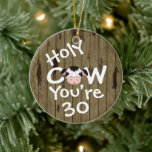 Décoration En Céramique Personnalisé Funny Holy Cow 30th Birthday Humoriso<br><div class="desc">Personnalisée Humoristique Vache sainte Quelqu'un est 30 Anniversaire Noël Ornament avec Faux Barn Arrière - plan en bois.</div>