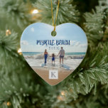 Décoration En Céramique Personnalisé Myrtle Beach Changez de souvenir de n<br><div class="desc">Monogramme personnalisable Myrtle Beach, ornement souvenir de Caroline du Sud avec date d'année flexible et une scène de bord de mer ensoleillée montrant une famille heureuse en profitant du beau surf et sable Grand Strand. Parce que le texte de script sur ce ornement est entièrement personnalisable vous pouvez changer le...</div>