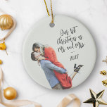 Décoration En Céramique Personnalisé Premier Noël M. et Mme Revêtement pho<br><div class="desc">Célébrez votre premier Noël en tant que Monsieur et Madame avec cet ornement en céramique personnalisée, avec une superposition photo et des lettres de calligraphie en écriture tendance. Le design sobre et minimaliste ajoute une touche d'élégance à votre décor de vacances, ce qui en fait un endroit idéal pour les...</div>