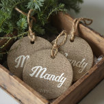 Décoration En Céramique Petite ferme rustique Burlap Personnalisé<br><div class="desc">Profitez du charme de l'élégance rustique avec notre ornement texturé imitation burlap minimal. Ce décor magnifiquement conçu est doté d'une texture de burlap réaliste, ajoutant une touche de chaleur et de simplicité à votre décor de vacances. Personnalisez cet ornement avec un nom affiché en évidence au centre, écrit dans un...</div>