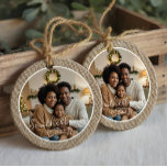 Décoration En Céramique Petite ferme rustique Burlap Photo personnalisée<br><div class="desc">Profitez du charme de l'élégance rustique avec notre ornement texturé imitation burlap minimal. Ce décor magnifiquement conçu est doté d'un cadre de texture de burlap réaliste, ajoutant une touche de chaleur et de simplicité à votre décor de vacances. Personnalisez cette décoration avec une photo à l'avant et à l'arrière avec...</div>