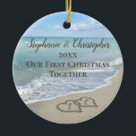 Décoration En Céramique Photo Back First Christmas Together Beach<br><div class="desc">Ajoutez votre ophoto sur le dos ! Souvenez-vous d'un mariage à la plage ou d'une lune de miel avec cet ornement mariage de gardien. Le premier Noël ainsi que deux coeurs de mariage de plage imbriqués dessinés dans le sable font un élégant mariage à thème marin côtier de l'océan tropical,...</div>