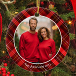Décoration En Céramique Photo classique de famille de Noël Tartan rouge<br><div class="desc">Un classique motif tartan plaid rouge derrière votre photo de famille de vacances pour un ornement festif et traditionnel de Noël. Simple et beau cadeau de Noël photo.</div>