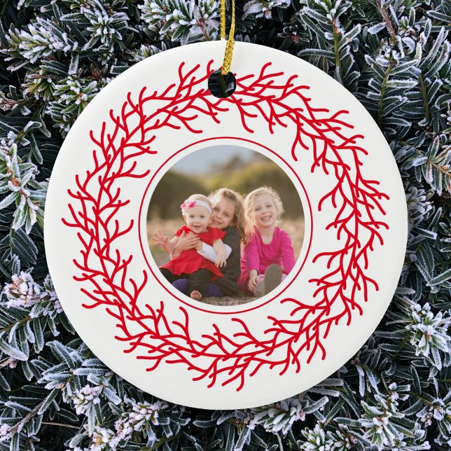 Décoration En Céramique Photo de couronne rouge et blanche (Add your own photo to this modern Scandinavian red and white garland wreath Christmas ornament)