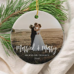 Décoration En Céramique Photo de Noël mariée et mariée<br><div class="desc">Célébrez votre première saison de vacances comme de jeunes mariés avec un joyeux ornement de Noël marié vos amis et votre famille. Caractéristiques de typographie de script moderne.</div>