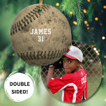 Décoration En Céramique Photo du joueur de baseball personnalisé<br><div class="desc">Un cadeau amusant pour les familles sportives ces ornements de baseball vintage en céramique sont parfaits. Sur le devant, un baseball avec un champ de nom et de numéro personnalisé pour vous. Au verso un modèle photo pour vous d'ajouter votre propre photo. Le modèle fonctionne le mieux pour les photos...</div>