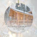 Décoration En Céramique Photo First Christmas New Home Gris Script 2024<br><div class="desc">Commémorez votre premier Noël dans votre nouvelle maison avec ce magnifique ornement de gardien moderne. Le texte en gris fusain dit "Premier Noël dans notre nouvelle maison", avec les mots "nouvelle maison" dans un élégant script d'écriture manuscrite avec des fleurs avant et après. Remplacez l'exemple d'image par une photo de...</div>