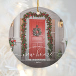Décoration En Céramique Photo First Christmas Nouveau Home White Script<br><div class="desc">Commémorez votre premier Noël dans votre nouvelle maison avec ce magnifique ornement de gardien moderne. Le texte blanc dit "Premier Noël dans notre nouvelle maison", avec les mots "nouvelle maison" dans un élégant script d'écriture manuscrite avec des fleurs avant et après. Remplacez l'exemple d'image par une photo de votre nouvelle...</div>