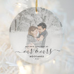 Décoration En Céramique Photo personnalisée de Noël du premier marié Scrip<br><div class="desc">Commémorez le premier Noël de votre mariage avec ce magnifique ornement de gardiens moderne. Le texte noir indique "Notre premier Noël en tant que Monsieur et Madame", avec les mots "Monsieur et Madame" dans un élégant script d'écriture avec des fioritures avant et après. Remplacez l'exemple d'image par votre photo préférée,...</div>