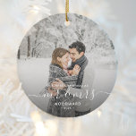 Décoration En Céramique Photo personnalisée de Noël du premier marié Scrip<br><div class="desc">Commémorez le premier Noël de votre mariage avec ce magnifique ornement de gardiens moderne. Le texte blanc dit "Notre premier Noël en tant que Monsieur et Madame", avec les mots "Monsieur et Madame" dans un élégant script d'écriture avec des fioritures avant et après. Remplacez l'exemple d'image par votre photo préférée,...</div>
