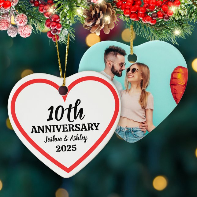 Décoration En Céramique Photo personnalisée du 10e anniversaire moderne Co (Modern 10th Anniversary Custom Photo Red Heart Ceramic Ornament)