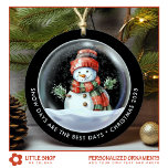 Décoration En Céramique Photo personnalisée du Globe des neiges de Snowman<br><div class="desc">Elevez votre décor de vacances avec cet ornement de Noël personnalisé qui présente une illustration de l'aquarelle charmante d'un bonhomme de neige portant un casquette et une écharpe douillets, niché à l'intérieur d'un globe de neige, et entouré d'une délicate neige tombante. Le texte de la page d'accueil comprend : "Les...</div>