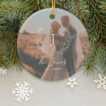 Décoration En Céramique Photo personnalisée nom de mariés neufs monogramme<br><div class="desc">Monogramme blanc personnalisé initial et nom avec famille établie année élégante chic style maison de Noël ornement arbre de Noël avec couverture photo.         Un cadeau de conservation moderne pour les jeunes mariés.</div>