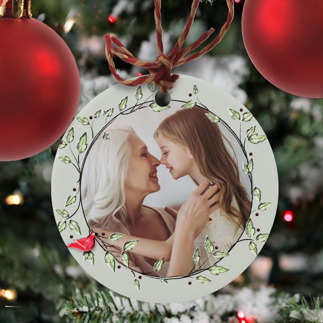 Décoration En Céramique Photo simple Hiver Rouge Cardinal Verdure Wreath (Simple botanical photo circle ornaments with a simple red cardinal bird wreath design. )