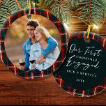 Décoration En Céramique Photo Tartan Plaid de Noël<br><div class="desc">Premier Noël engagé ornement photo, personnalisée avec une photo, les noms et l'année. Le design est recto-verso et comporte des cadres en tôle avec lettrage manuel. Le modèle photo affiche votre photo sous forme ronde et l'autre côté est écrit avec "nos premiers noël engagés ... [nom de famille et année]"....</div>