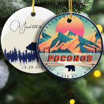 Décoration En Céramique Pocono Mountains Pennsylvanie Escalade Vintage 80s<br><div class="desc">Pocono Mountains Pennsylvania Mountain Escalade Design graphique pour tous ceux qui aiment le charme de Poconos, les montagnes, VTT, ski, snowboard, camping, pêche, chasse et le plein air. Le design de Poconos Pennsylvania présente des montagnes et de grands arbres. - "Modifiez le design selon vos préférences. Vous pouvez modifier l'emplacement...</div>