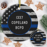 Décoration En Céramique Police de la ligne bleue mince<br><div class="desc">Police Officier Mince Ligne Bleue Ornement - Drapeau américain dans les couleurs du drapeau de police, dessin en détresse . Nom de l'agent de police et numéro d'insigne sur le devant, personnalisez le dos avec l'année. DROIT D'AUTEUR © 2020 Judy Burrows, Black Dog Art - Tous droits réservés. Ligne Bleue...</div>