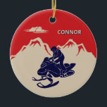 Décoration En Céramique Pour les motoneigistes Motoneige Graphique Personn<br><div class="desc">Create a personalized vend for your favorite snowmobiler. This Christmas tree ornament has a vintage style illustration of a snowmobile and rider in navy blue set against a backdrop of cream or ivory colored mountains against a red background. It's ready to be personalized with a name in cream and blue...</div>