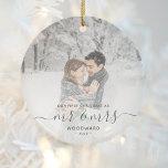 Décoration En Céramique Premier Marié Noël Custom Photo Script vert<br><div class="desc">Commémorez le premier Noël de votre mariage avec ce magnifique ornement de gardiens moderne. Le texte vert aiguille de pin foncé dit "Notre premier Noël en tant que Mr & Mrs", avec les mots "Mr & Mrs" dans un élégant script d'écriture avec des fioritures avant et après. Remplacez l'exemple d'image...</div>